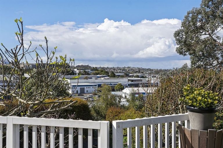 Photo of property in 5 Ngatoa Place, Glenfield, Auckland, 0629