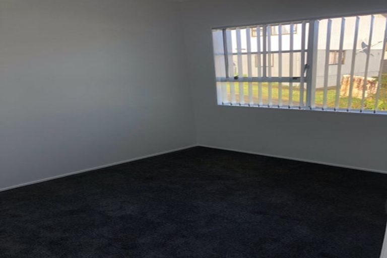 Photo of property in 1/127 Lynn Road, Bayview, Auckland, 0629