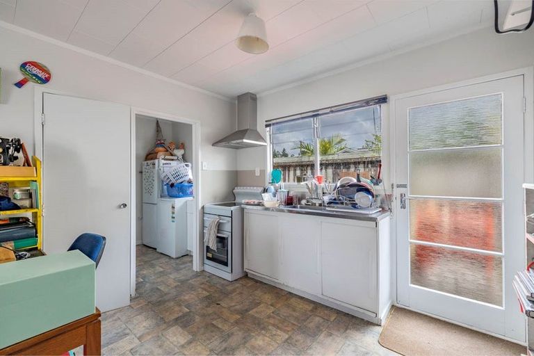 Photo of property in 21 Kamara Road, Glen Eden, Auckland, 0602