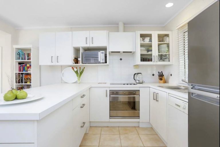 Photo of property in 2/16 Hollyhock Place, Browns Bay, Auckland, 0630