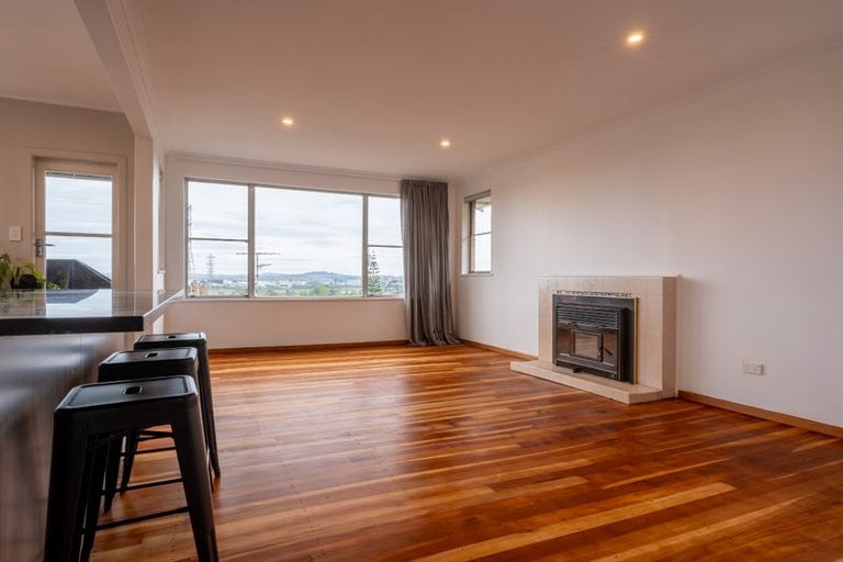 Photo of property in 1 Wakeling Avenue, Te Atatu South, Auckland, 0610