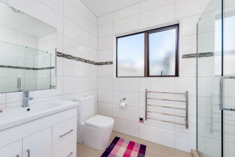 Photo of property in 21 Midhurst Avenue, Henderson, Auckland, 0612