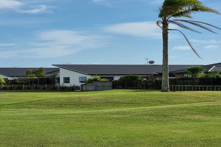 Photo of property in 16 Hoihere Drive, One Tree Point, 0118