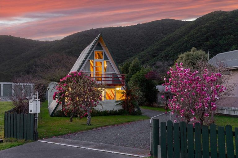 Photo of property in 34 Beach Road, Waikawa, Picton, 7220