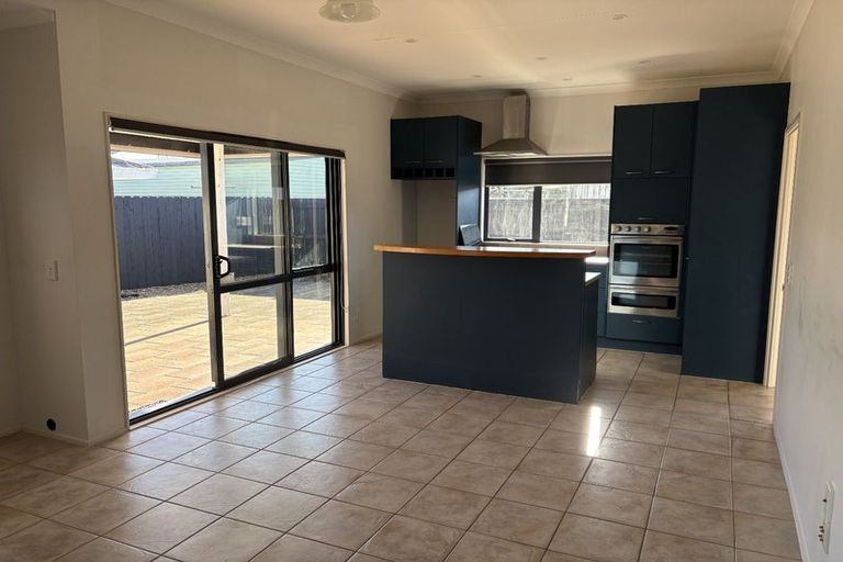 Photo of property in 76 Edgewater Drive, Pakuranga, Auckland, 2010