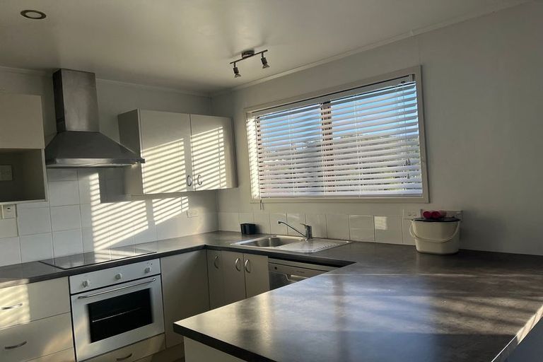 Photo of property in 36 Deverell Place, Northcross, Auckland, 0632