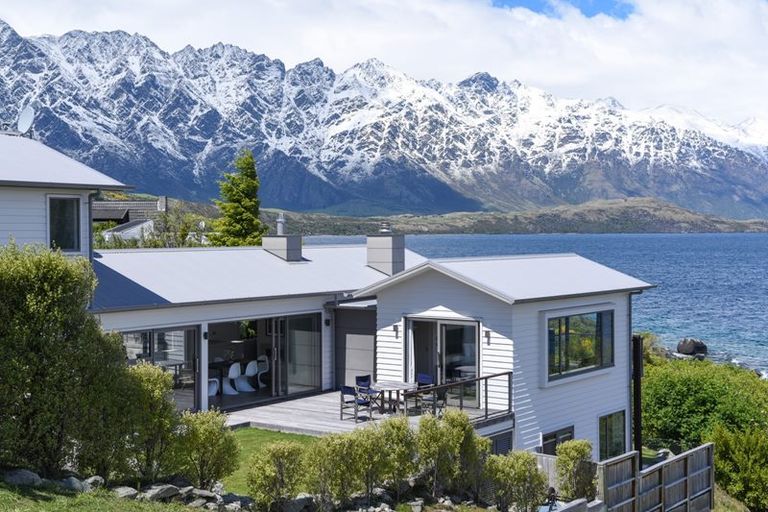 Photo of property in 62 Cedar Drive, Kelvin Heights, Queenstown, 9300