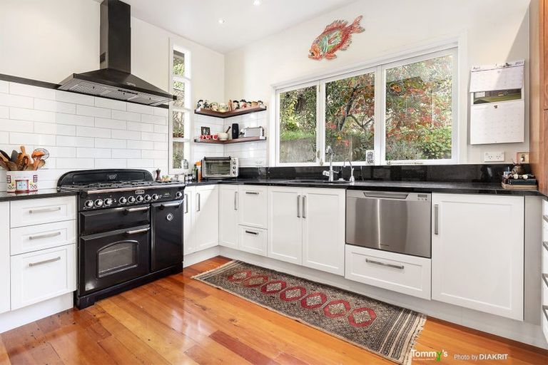 Photo of property in 11 Kinross Street, Kelburn, Wellington, 6012