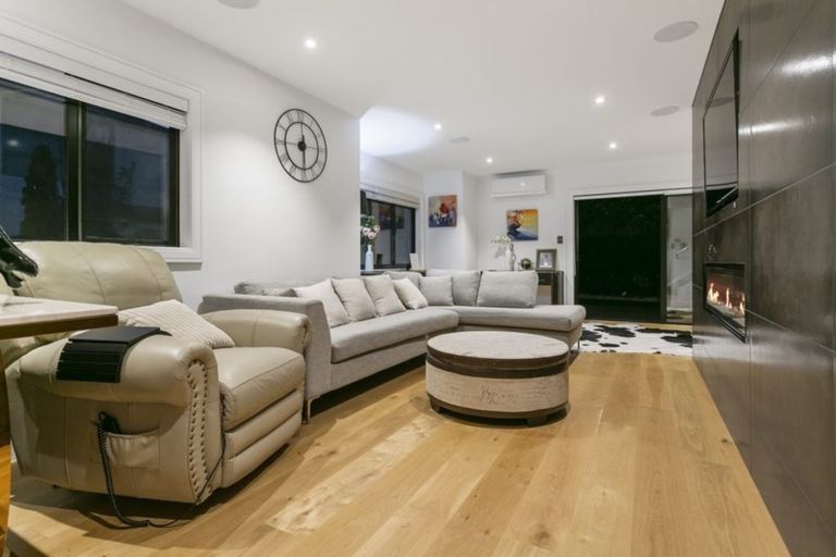 Photo of property in 2/92 Churchill Road, Murrays Bay, Auckland, 0630