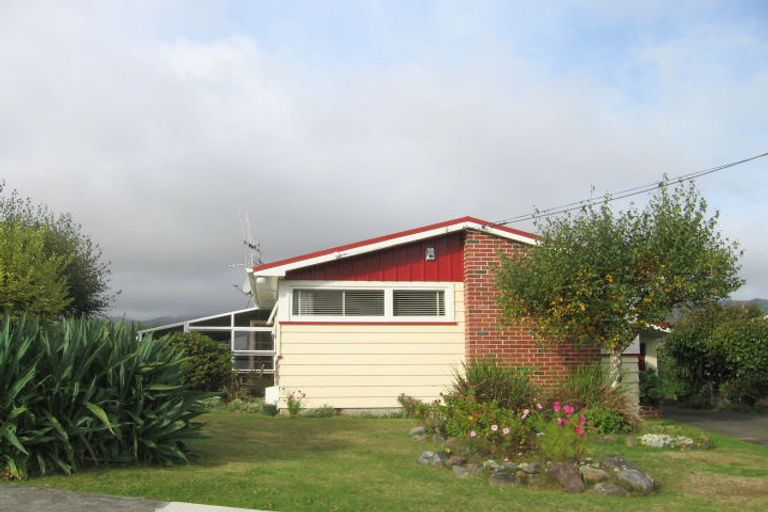 Photo of property in 24 Saint Johns Terrace, Tawa, Wellington, 5028