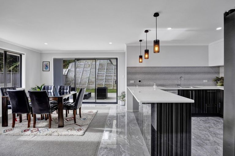 Photo of property in 6 Frederick Place, Whalers Gate, New Plymouth, 4310