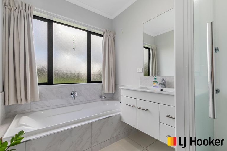 Photo of property in 31 Harbour Crest Drive, Waiuku, 2123