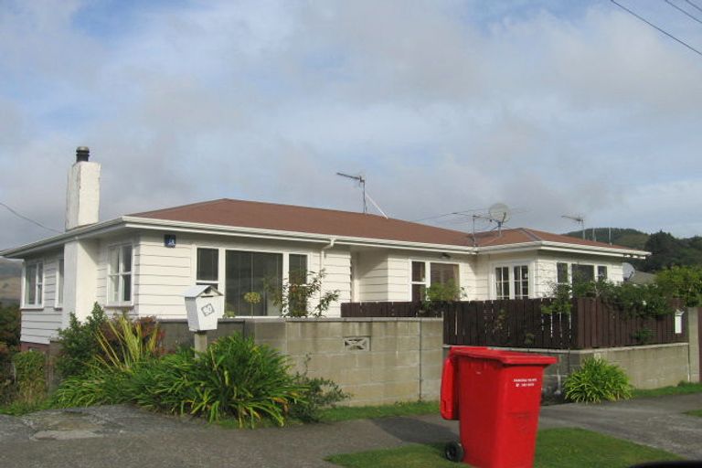 Photo of property in 28 Saint Johns Terrace, Tawa, Wellington, 5028