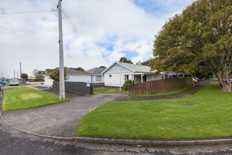 Photo of property in 129 Govett Avenue, Frankleigh Park, New Plymouth, 4310