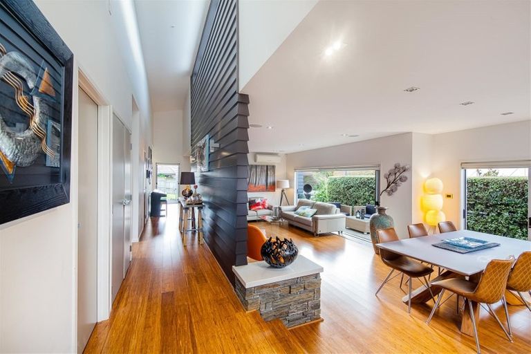 Photo of property in 16 Canyon Drive, Oteha, Auckland, 0632