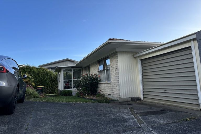 Photo of property in 2/35 Knightsbridge Drive, Forrest Hill, Auckland, 0620