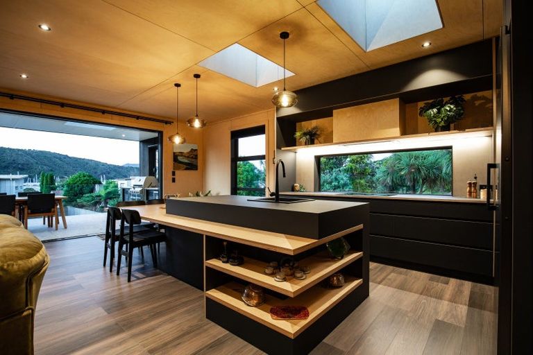 Photo of property in 2 Whaitere Place, Waikawa, Picton, 7220