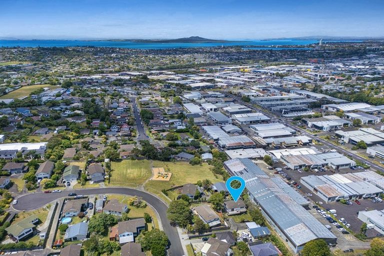 Photo of property in 1/7 Leiden Place, Totara Vale, Auckland, 0629
