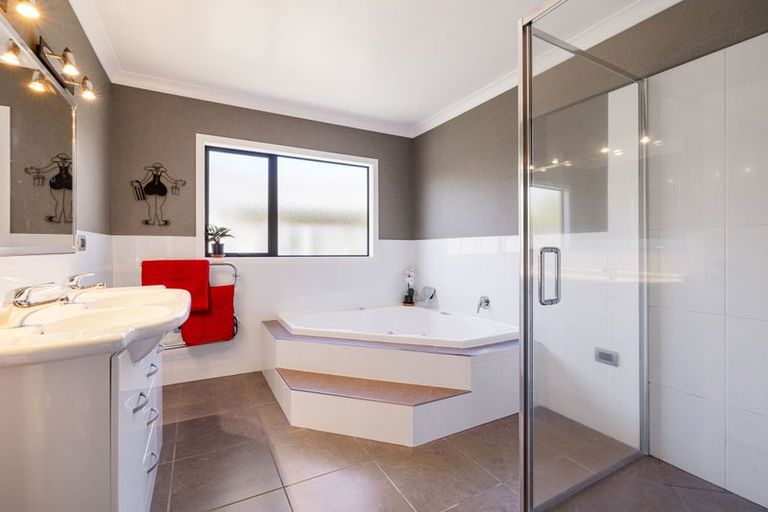 Photo of property in 20 Gibbston Close, Huntington, Hamilton, 3210