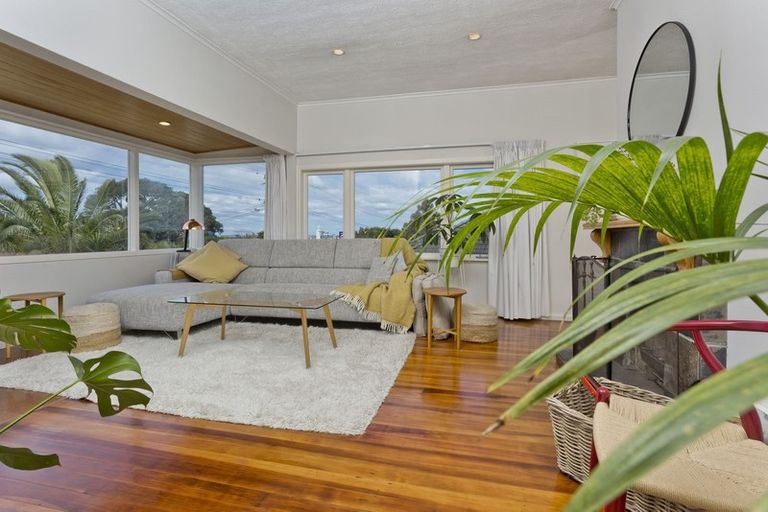 Photo of property in 1/160 East Coast Road, Forrest Hill, Auckland, 0620