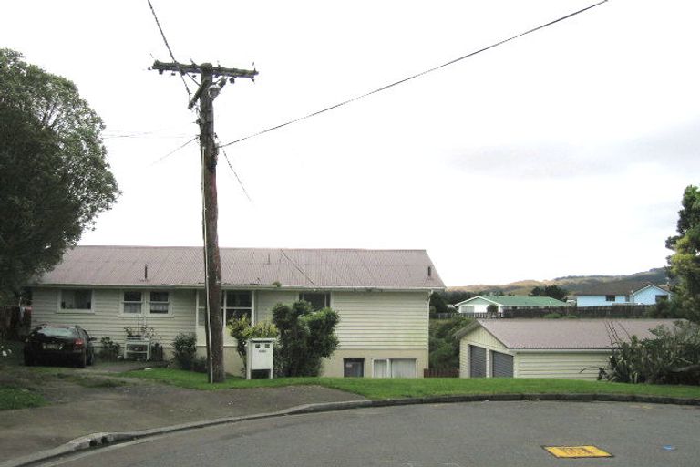 Photo of property in 27 Pinkerton Grove, Newlands, Wellington, 6037