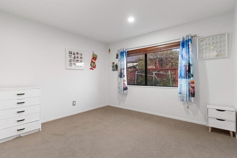 Photo of property in 30 Hercules Drive, Henderson, Auckland, 0612