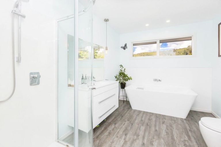 Photo of property in 32 King Charles Drive, Kingsley Heights, Upper Hutt, 5018