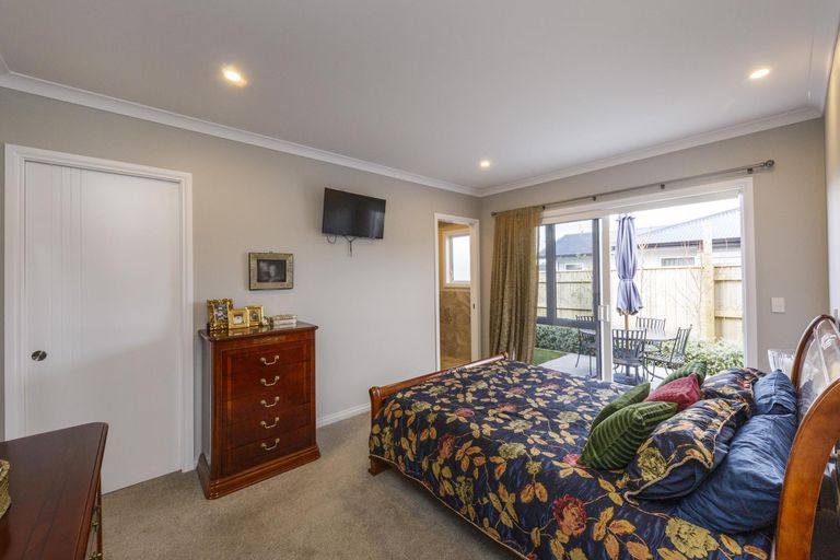 Photo of property in 124 Johnstone Drive, Fitzherbert, Palmerston North, 4410