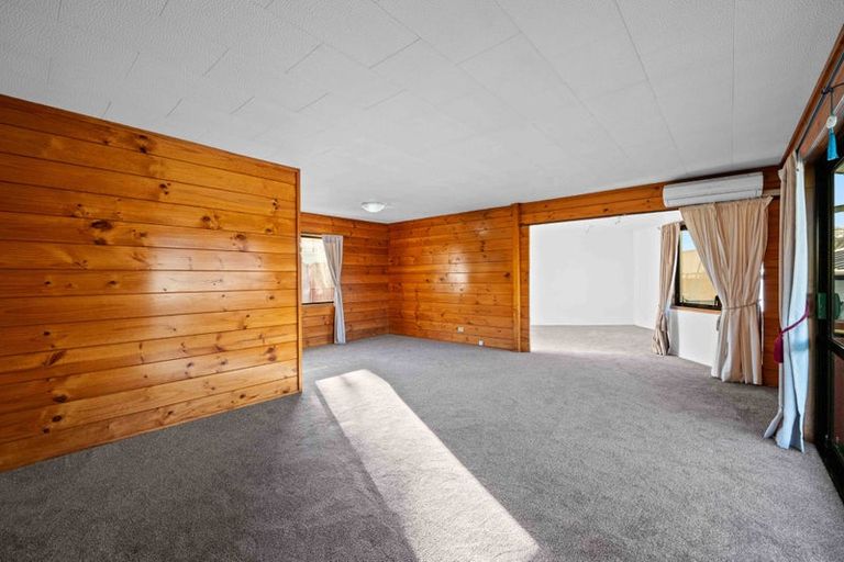 Photo of property in 1/29 Beaubank Road, Kelston, Auckland, 0602