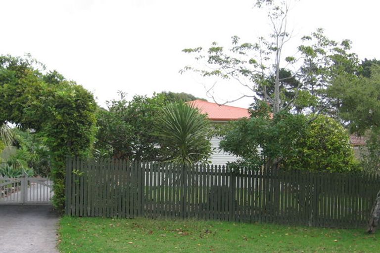 Photo of property in 1 Allington Road, Massey, Auckland, 0614