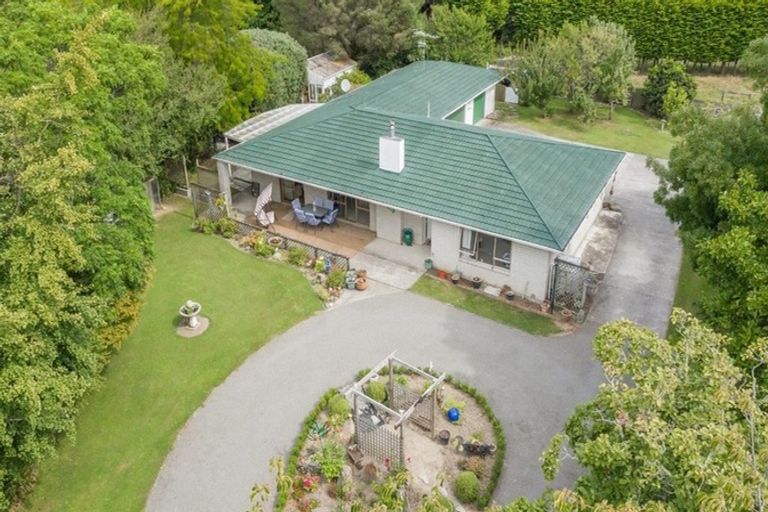 Photo of property in 470 Tararua Road, Levin, 5571