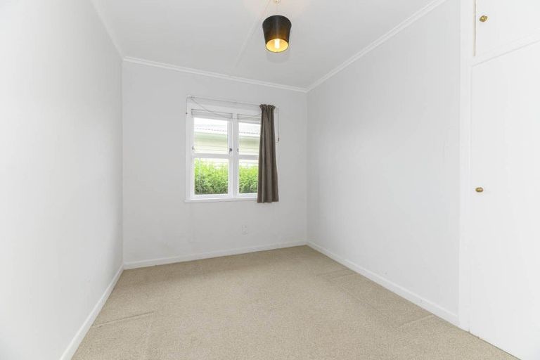 Photo of property in 70 Hobsonville Road, West Harbour, Auckland, 0618