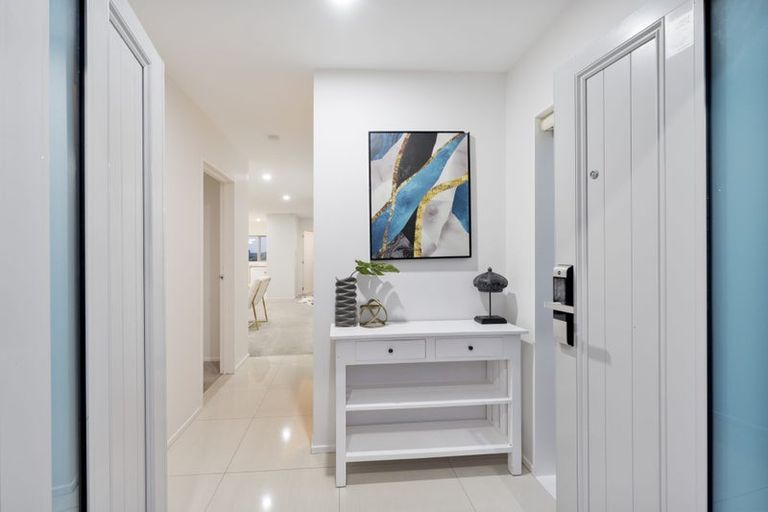 Photo of property in 2 Dhaka Lane, Ranui, Auckland, 0612