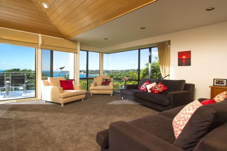 Photo of property in 2/19 Churchill Road, Murrays Bay, Auckland, 0630