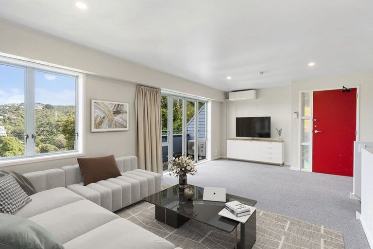 Photo of property in 2/93a Kelburn Parade, Kelburn, Wellington, 6012