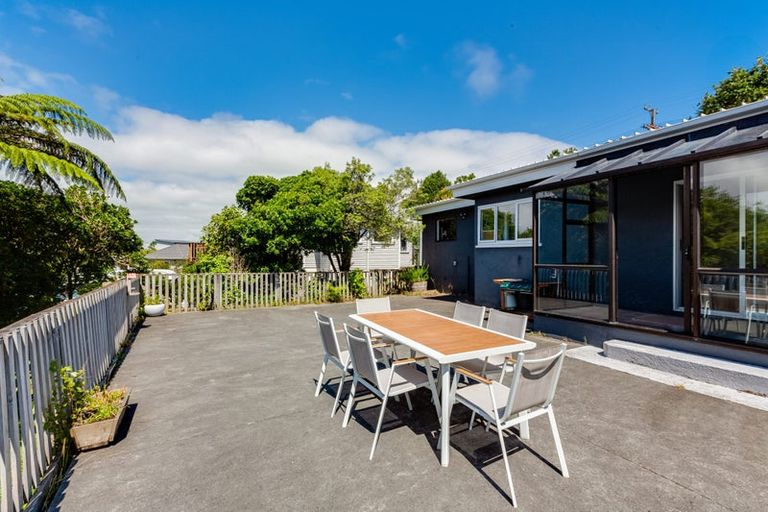 Photo of property in 51 Poto Road, Normandale, Lower Hutt, 5010
