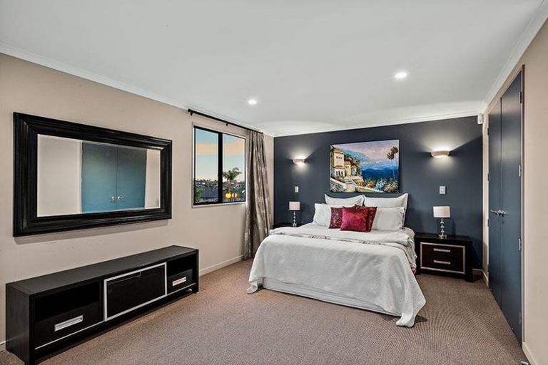 Photo of property in 6 Lupetti Rise, West Harbour, Auckland, 0618