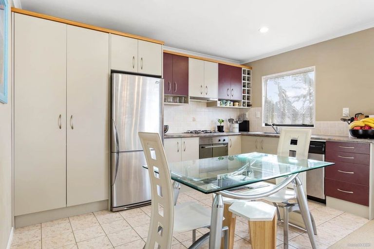 Photo of property in 18 Maidstone Place, Oteha, Auckland, 0632