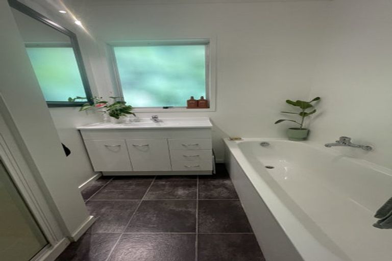 Photo of property in 35 Hollywood Avenue, Titirangi, Auckland, 0604