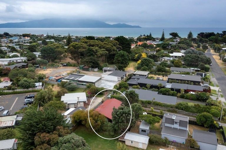 Photo of property in 30b Rangihiroa Street, Waikanae Beach, Waikanae, 5036