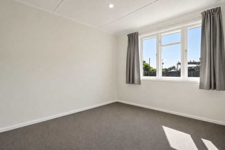 Photo of property in 28 Pitt Street, Clive, 4102