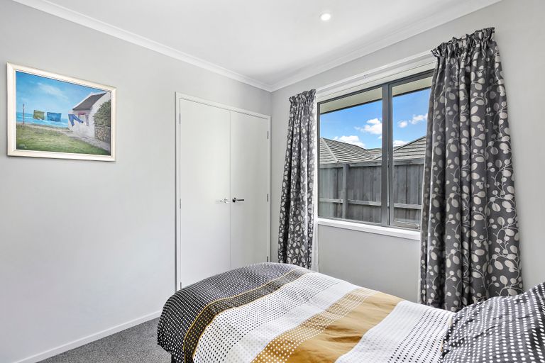 Photo of property in 28 Shillingford Boulevard, Rolleston, 7615