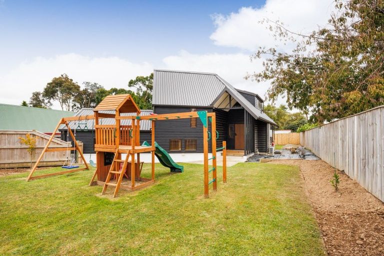 Photo of property in 11 Hillgrove Place, Fitzherbert, Palmerston North, 4410