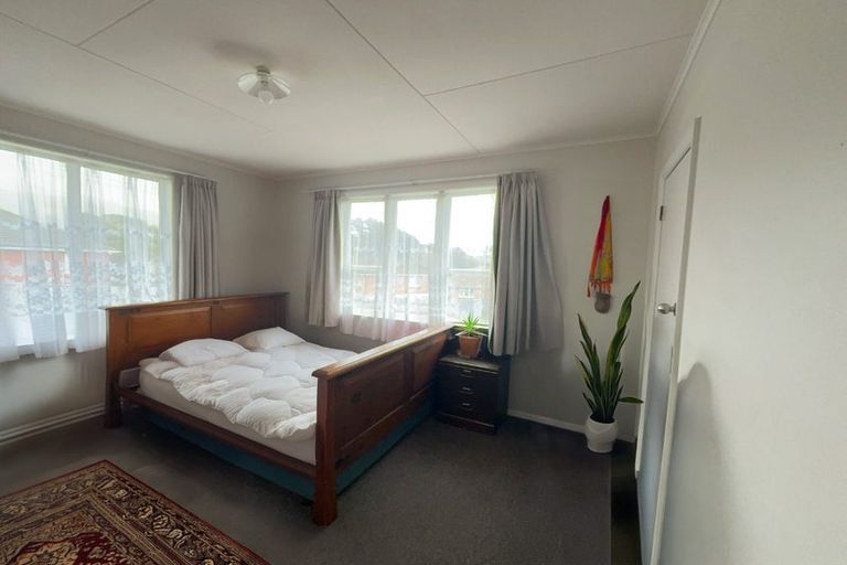 Photo of property in 4 Norfolk Grove, Cannons Creek, Porirua, 5024