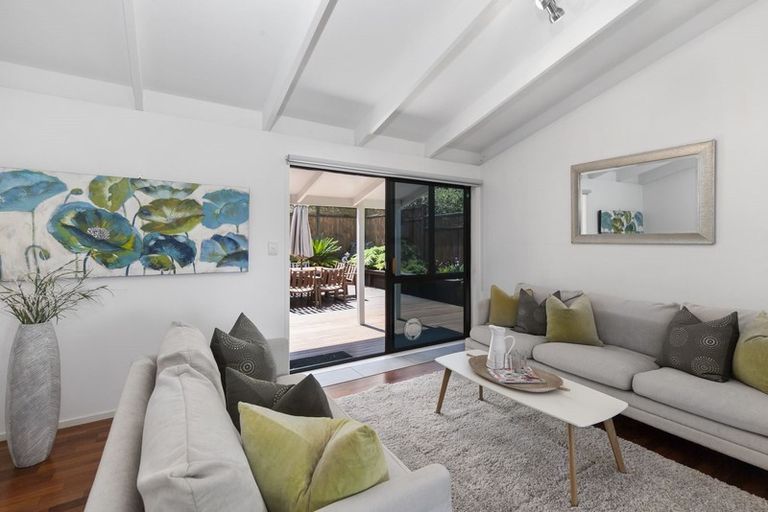 Photo of property in 1/9 Reynolds Place, Torbay, Auckland, 0630