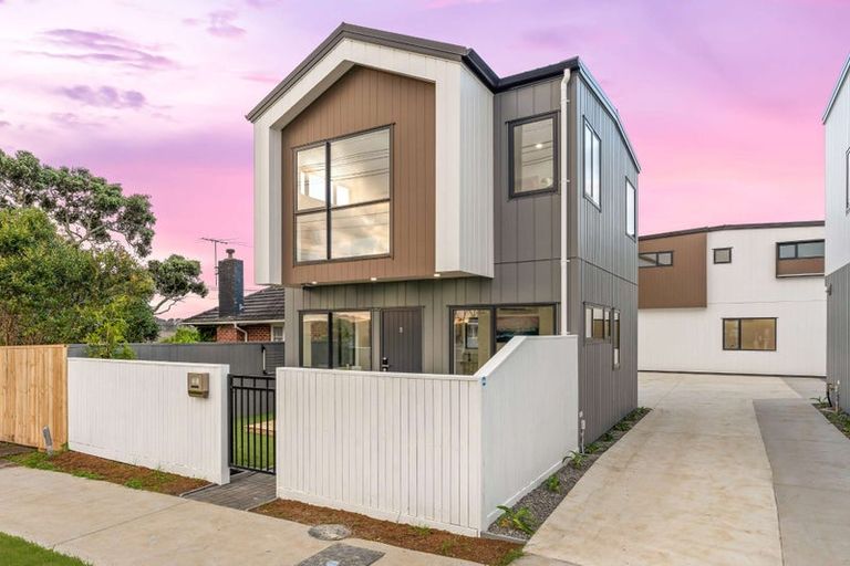 Photo of property in 2/113 Flanshaw Road, Te Atatu South, Auckland, 0610