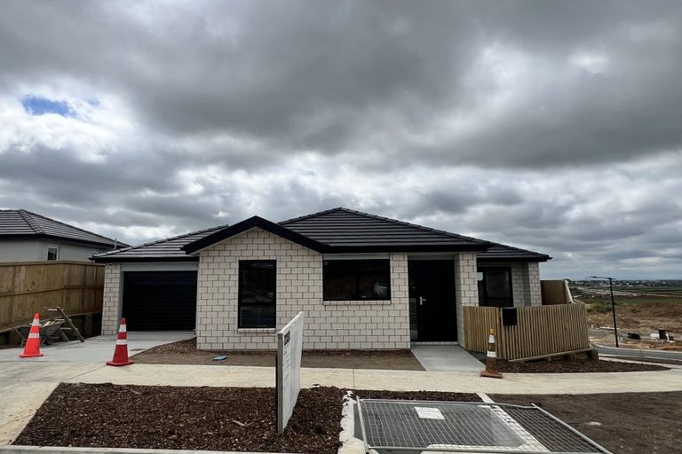 Photo of property in 14 Waruhia Crescent, Rototuna North, 3281