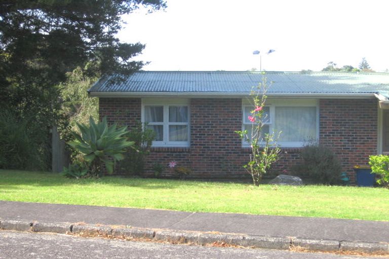 Photo of property in 11 Kororo Street, Northcote, Auckland, 0627