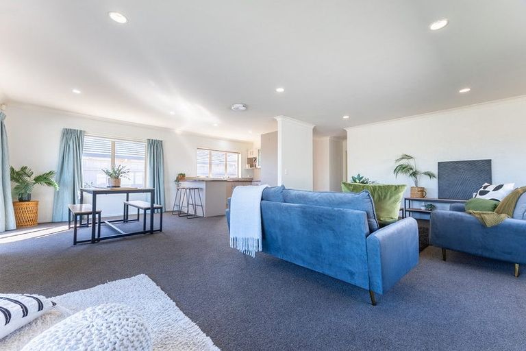 Photo of property in 15 Balmerino Grove, Waikanae, 5036