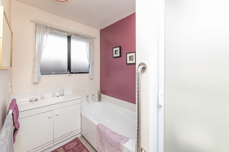 Photo of property in 2/14 Innisfree Place, Northwood, Christchurch, 8051